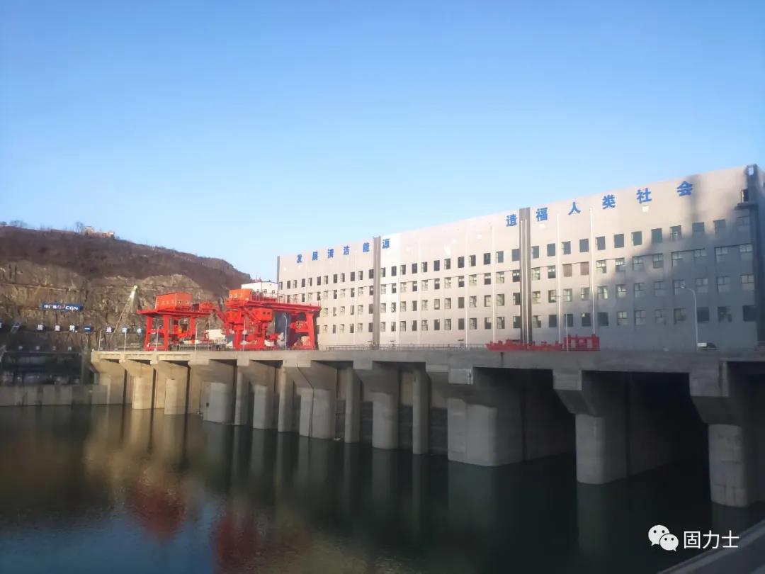 　　漢江白河(夾河)水電站項目效果圖 　　漢江白河(夾河)水電站項目效果圖  　　漢江白河水電站樞紐工程是陜西省“十三五”續(xù)建項目之一，為加快推進重點項目建設(shè)，造福兩岸百姓，白河縣加大溝通協(xié)調(diào)力度，最終中廣核集團與中國信達公司以控股的方式共同投資建設(shè)。為保障工程建設(shè)順利實施，白河縣先后多次召開縣長辦公會、項目建設(shè)推進會，做好移民安置、環(huán)境保障、項目服務(wù)等工作，積極為工程建設(shè)創(chuàng)造良好的施工環(huán)境。　   　　漢江白河(夾河)水電站項目實景